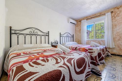 a bedroom with two beds and a window at Villa Fina in Deltebre