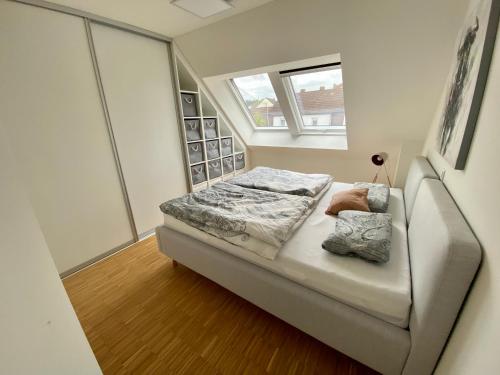 Habitación pequeña con cama y ventana en Apartment Igelsdorf, en Baiersdorf