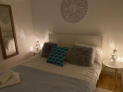 um quarto com uma cama com uma almofada azul em Shoreline hideaway - next to the beach em Little Holland