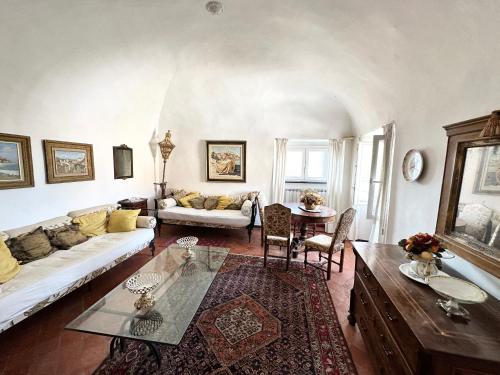 sala de estar con sofá y mesa en Casa Parasio 1700, en Imperia
