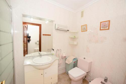 格拉德卡斯特利翁的住宿－Apartalux Aqua Sol，白色的浴室设有水槽和卫生间。