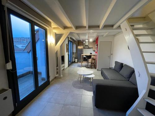 Posezení v ubytování FATHALA - appartement lumineux en dernier étage - face à la gare routière