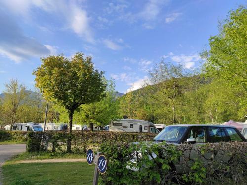 samochód zaparkowany na poboczu drogi w obiekcie Family's Camping Le Savoy w mieście Challes-les-Eaux