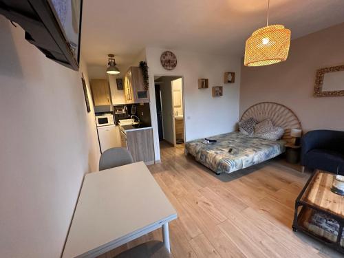 un salon avec un lit et une cuisine dans l'établissement bouffée d'oxygène bord de mer, à Blonville-sur-Mer