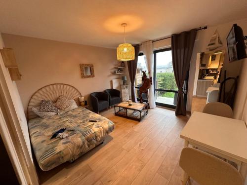 une chambre avec un lit et un salon dans l'établissement bouffée d'oxygène bord de mer, à Blonville-sur-Mer