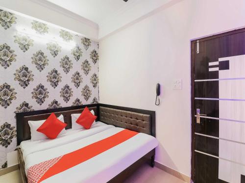 A bed or beds in a room at Super OYO Flagship RC Inn
