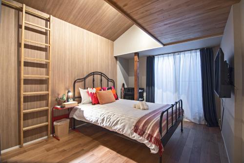 a bedroom with a bed and a large window at - 旅time 沐の花 - Kinohana 新築戸建 粉浜駅 in Osaka
