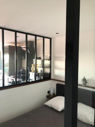 - une chambre avec un grand miroir au-dessus d'un lit dans l'établissement Petite endroit splendide., à Six-Fours-les-Plages