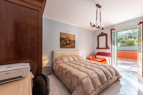 - une chambre avec un grand lit et une fenêtre dans l'établissement Casa Angelo, à Cefalù