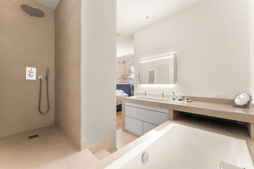 une salle de bain blanche avec une baignoire et un lavabo dans l'établissement Francs-Bourgeois, à Paris