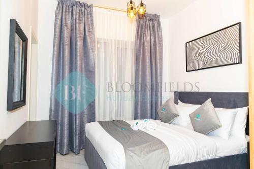 1 dormitorio con 1 cama con cortinas azules en Luxury Studio In Oasis, en Abu Dabi