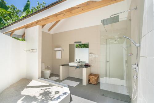 een badkamer met een douche en een wastafel bij Ellaidhoo Maldives by Cinnamon in Hangnaameedhoo