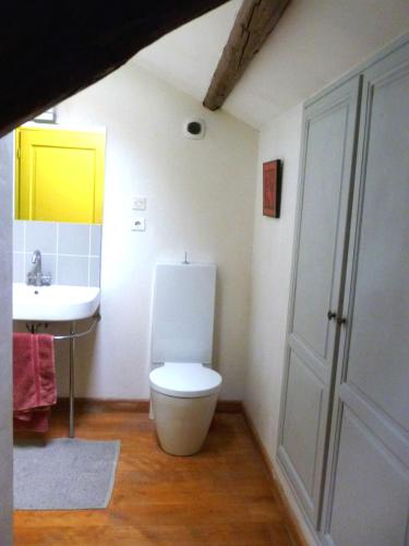 une salle de bain avec des toilettes blanches et un lavabo dans l'établissement Duplex 120m2 Central Comédie Corum Climatisation Parking, à Montpellier