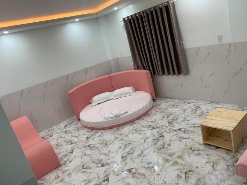 um quarto com uma cama e duas cadeiras em Bờ Hồ Hotel em Ấp Ðông An (1)
