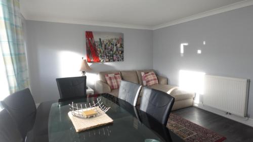 Ein Sitzbereich in der Unterkunft Brentwood Townhouse - Huku Kwetu Dunstable -Massive 5 Bedroom House - Suitable & Affordable Group Accommodation - Business Travellers