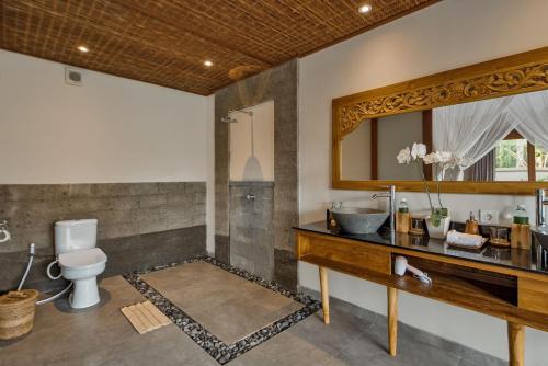 A bathroom at Adiguna ubud villa