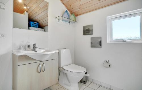 Et badeværelse på Nice Home In Idestrup With 6 Bedrooms, Sauna And Indoor Swimming Pool