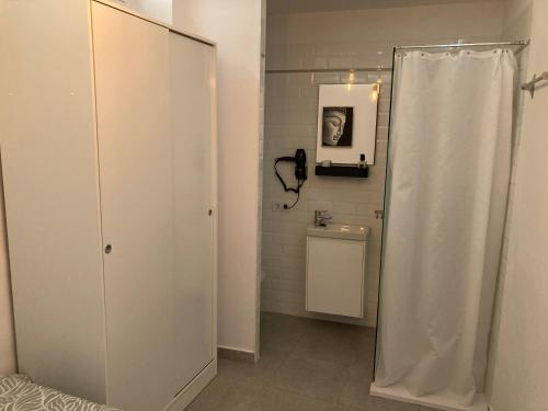 a bathroom with a shower curtain and a toilet at Precioso apartamento en la playa de Villajoyosa in Villajoyosa