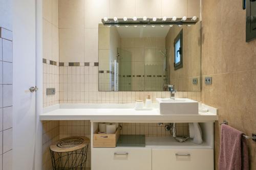 a bathroom with a sink and a mirror at Preciosa casa en el Maresme con jardín in Cabrils