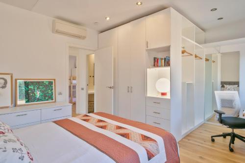 a bedroom with a bed and a desk and a chair at Preciosa casa en el Maresme con jardín in Cabrils