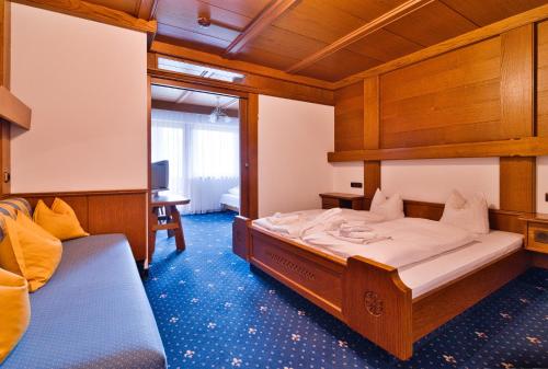 a bedroom with a bunk bed in a room at Hotel Eberl in Finkenberg