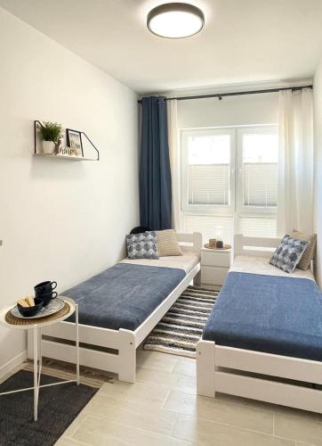 1 Schlafzimmer mit 2 Betten und einem Tisch in der Unterkunft Čižići Palm Garden in Čižići