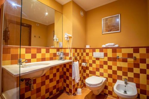 a bathroom with a sink and a toilet at ALEGRIA Fenix Family in Roquetas de Mar