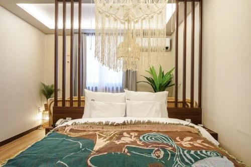 Una cama o camas en una habitación de DongBaek Hotel Okpo
