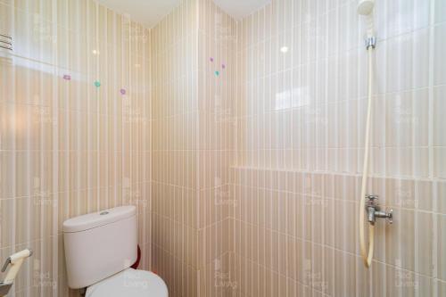 uma casa de banho com um WC e um chuveiro em RedLiving Apartement Cinere Resort By YK rooms Tower Kintamani em Gandul