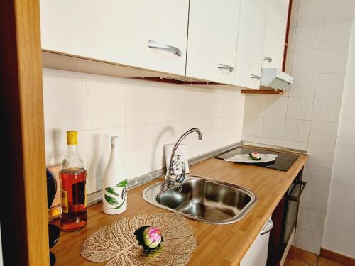 eine Küchentheke mit Spüle und Teller darauf in der Unterkunft Paraiso 2 Bedroom Terrace wifi free in Playa Paraiso