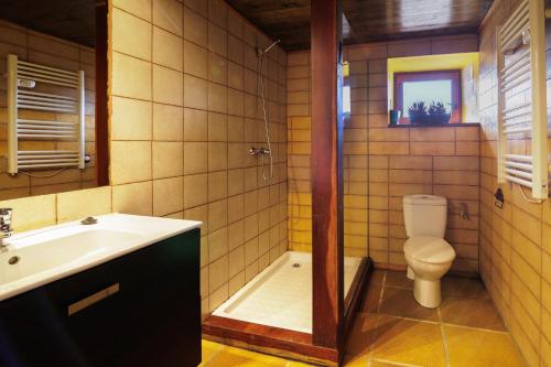 La salle de bains est pourvue d'un lavabo, de toilettes et d'une baignoire. dans l'établissement Masia d'en cot, à Puigcerdà