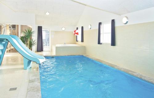 una piscina con un tobogán en una casa en Cozy Home In Vejers Strand With Wifi, en Vejers Strand