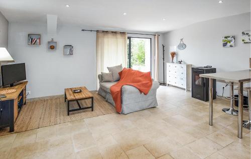 un salon avec un canapé et une table dans l'établissement Nice Home In La-Roque-Sur-Pernes, à La Roque-sur-Pernes