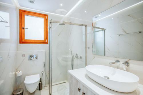 拉加納斯的住宿－Bay View I，白色的浴室设有水槽和淋浴。