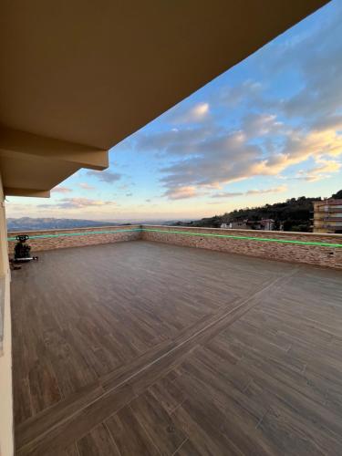 CotroneiにあるB&B La Terrazzaの海の景色を望む建物の屋上からの眺め