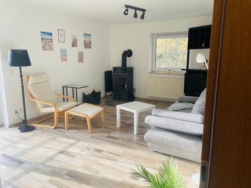 uma sala de estar com um sofá e uma cadeira em Ferienwohnung Edental em Burgdorf