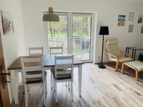 a dining room with a table and chairs and a window at Ferienwohnung Edental in Burgdorf