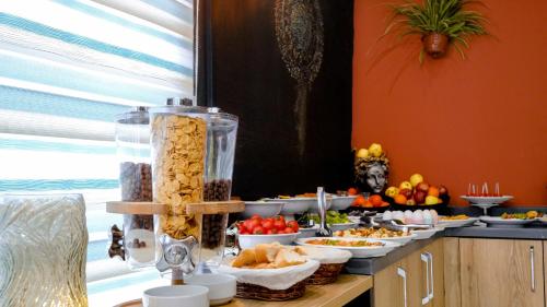 un buffet di cibo su un tavolo con ciotole di cibo di ViparkOtel&Spa a İskenderun (Alessandretta)