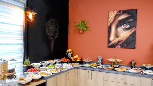 un buffet con molti piatti su un tavolo di ViparkOtel&Spa a İskenderun (Alessandretta)
