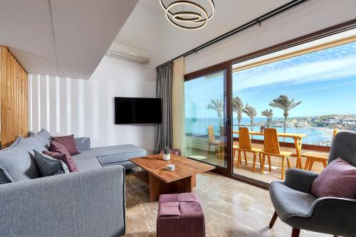 Cosmopolitan luxury apartment by Smaris Collection