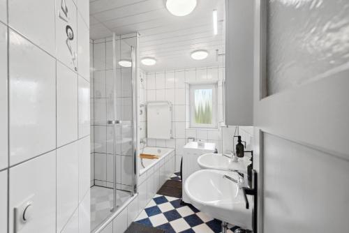 Baño blanco con lavabo y aseo en ANDRISS - Serviced Apartments I Workstations I WIFI en Kaiserslautern