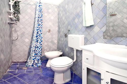 bagno con servizi igienici e lavandino di Casa di Giò - Confortevole casa sul mare a Torre San Giovanni Ugento