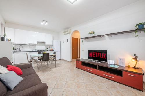 uma sala de estar com um sofá e uma cozinha em casa serena a Carmignano (Seano) vicino a Firenze em Seano