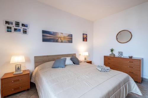 1 dormitorio con 1 cama grande y 2 mesitas de noche en casa serena a Carmignano (Seano) vicino a Firenze, en Seano