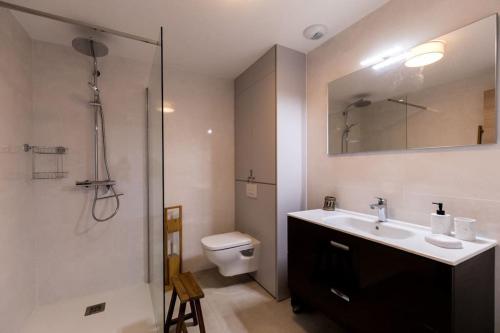 une salle de bain avec un lavabo, des toilettes et une douche dans l'établissement Joséphine - Appt vue exceptionnelle Porto-Vecchio, à Porto-Vecchio