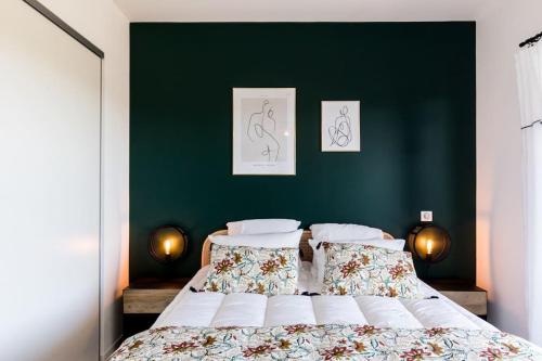 une chambre avec un grand lit avec un mur végétal dans l'établissement Joséphine - Appt vue exceptionnelle Porto-Vecchio, à Porto-Vecchio