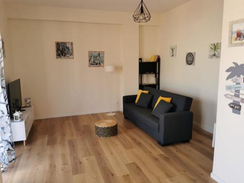 トラッペートにあるHoliday House Nonna Graziaの- ウッドフロアのリビングルーム(黒いソファ付)