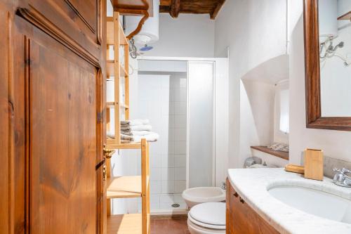 łazienka z toaletą i umywalką w obiekcie Castagneto Carducci - Central and bright flat w mieście Castagneto Carducci
