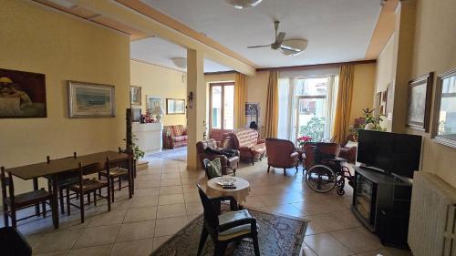 un soggiorno con tavolo e sedie di Verena Dependance Savoia & Campana a Montecatini Terme
