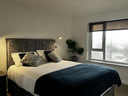 um quarto com uma cama grande e uma janela em Prospect View Unit A em Portstewart